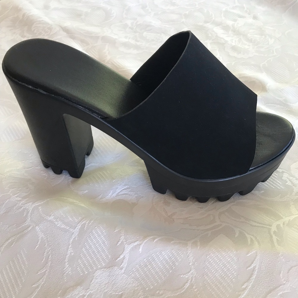💕Beautiful NEW open toe, comfi chunky heel   slides, suede like, platform.💖